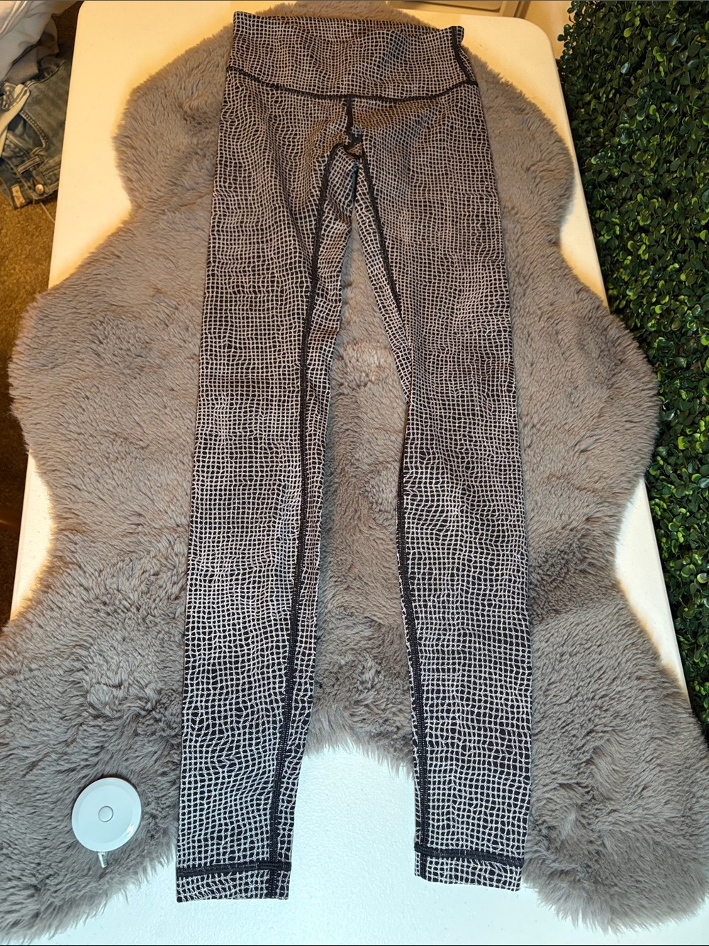 lululemon athletica Black & White Grid-Print Leggings Size 2 - Picture 5 of 6